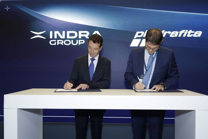 Archivo - (I-D) El Presidente De Indra, Ángel Escribano, Y El Consejero Delegado De Piedrafita Systems, Luis Corral, Durante La Firma Del Acuerdo De Intenciones, En Madrid (España).