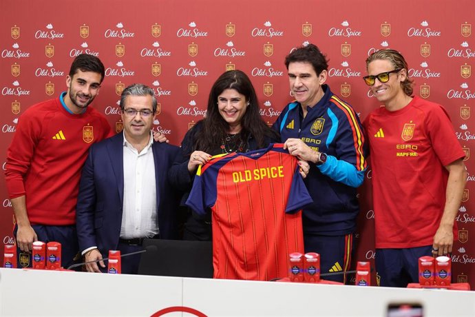 Ferran Torres, Mariana De Carli, vicepresidenta de Belleza para Iberia en P&G, Aitor Karanka, director deportivo de la selección y Marcos Llorente, en un acto de Old Spice.