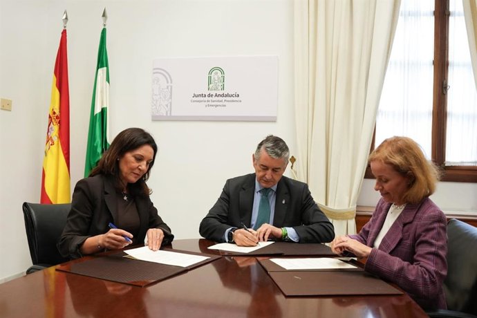 El consejero de Sanidad, Antonio Sanz, firma con la directora gerente del SAS, Valle García, y la representante autonómica de la Asociación Española Contra el Cáncer (AECC), Magdalena Cantero, un convenio de colaboración.