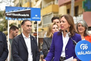 La presidenta del PP de Málaga, Patricia Navarro, y el alcalde de Benalmádena, Juan Antonio Lara, en un acto