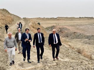 El delegado territorial de Industria, Energía y Minas en Málaga, Antonio Jesús García y el alcalde del Ayuntamiento de Vélez-Málaga, Jesús Lupiáñez, en la restauración ambiental de la antigua explotación minera Campiñuela Baja en Vélez