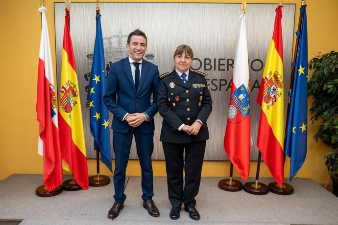 El delegado del Gobierno en Cantabria, Pedro Casares, con Carmen Martínez