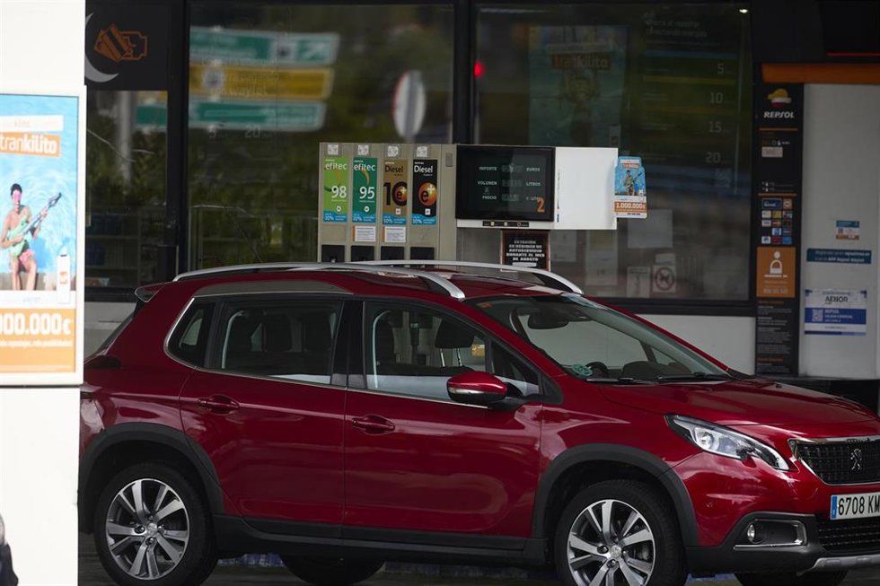 Archivo - Un coche reposta en una gasolinera, a 31 de agosto de 2024, en Madrid (España). El precio de los carburantes en España ha encadenado esta semana una nueva bajada de cara a la operación retorno de las vacaciones de verano y ha marcado un nuevo