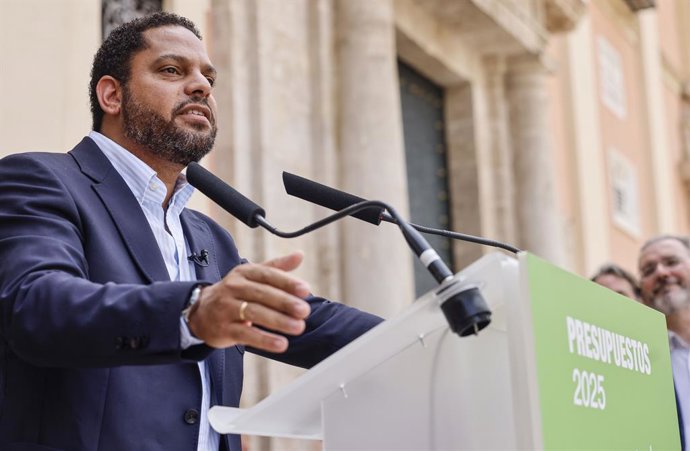 Archivo - El secretario general de Vox, Ignacio Garriga, preside la Jornada de Portavoces Autonómicos sobre Presupuestos 2025, organizada por el grupo parlamentario Vox Cortes Valencianas, en la Plaza de la Virgen, a 10 de julio de 2025, en Valencia, Comu