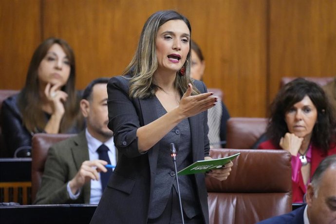La portavoz parlamentaria del PSOE-A, María Márquez, interviene durante la sesión de control en el pleno del Parlamento andaluz, formulando una pregunta al presidente de la Junta relativa a "preocupaciones" de los andaluces. A 13 de noviembre de 2025, en 