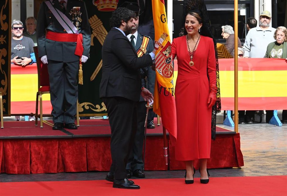 El presidente López Miras, junto a la empresaria Encarna Piñero, que ha sido la madrina de la entrega de la bandera a la Guardia Civil