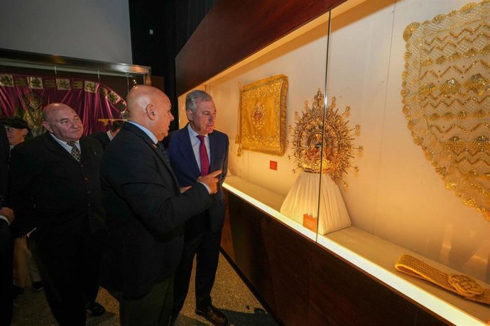 El alcalde de Sevilla inaugura la muestra de arte sacro 'Sevilla Fecit' en la Casa Consistorial.