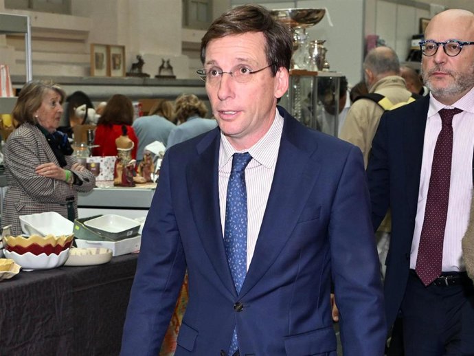 El alcalde de Madrid, José Luis Martínez-Almeida, durante la inauguración del Rastrillo de Nuevo Futuro 2025