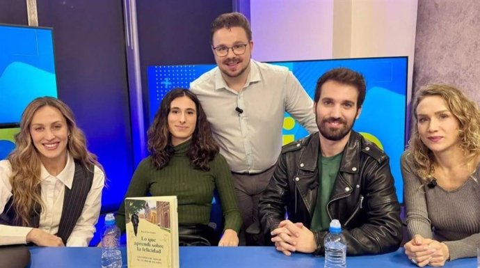 El programa 'El Ático' reúne a figuras del flamenco, la literatura y el teatro en un especial sobre felicidad y arte.