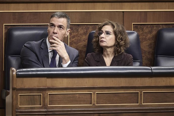 El presidente del Gobierno, Pedro Sánchez, y la vicepresidenta primera y ministra de Hacienda, María Jesús Montero, durante una sesión plenaria en el Congreso de los Diputados, a 13 de noviembre de 2025, en Madrid (España). Hoy el pleno del Congreso debat