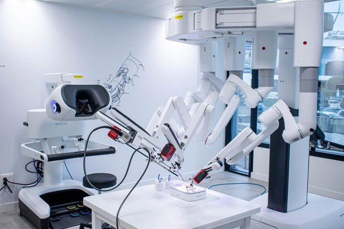 La Jiménez Díaz, Quirónsalud Madrid y el Rey Juan Carlos incorporan los primeros tres robots Da Vinci 5 de España