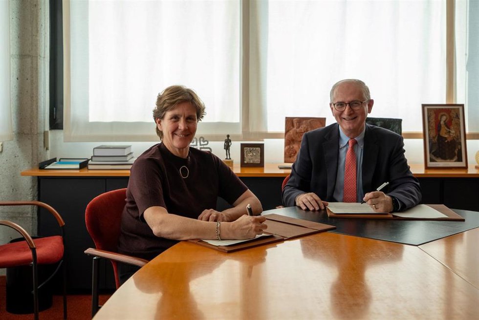 La directora de la Fundació de l'Esperana, Cristina Segura y el rector de UIC Barcelona Alfonso Méndiz.