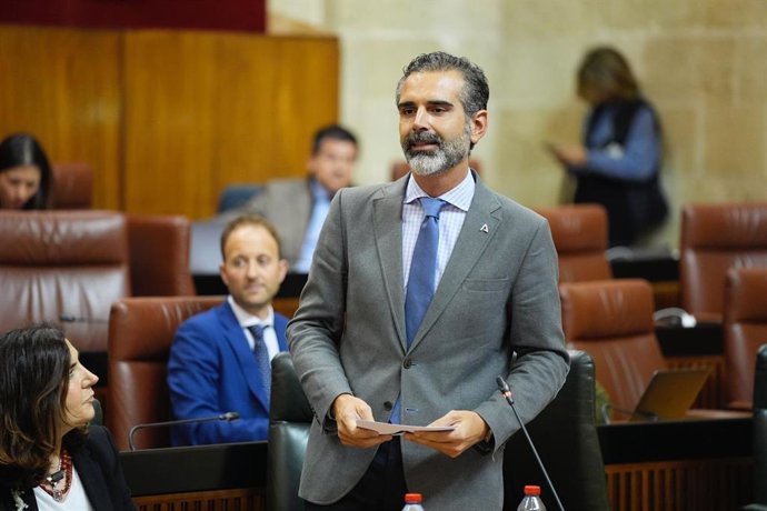 El consejero de Agricultura, Pesca, Agua y Desarrollo Rural, Ramón Fernández-Pacheco durante el pleno del Parlamento.