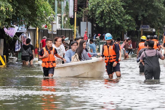 Miembros de los equipos de rescate usan un bote para evacuar a residentes de una zona inundada en Navotas, Filipinas, tras el paso del supertifón 'Fung Wong' (archivo)
