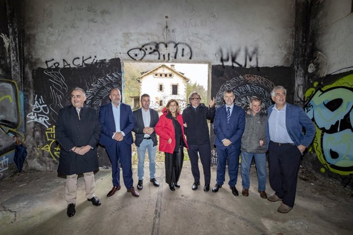 La presidenta de Cantabria, María José Sáenz de Buruaga, y otras autoridades en la vieja estación de Yera