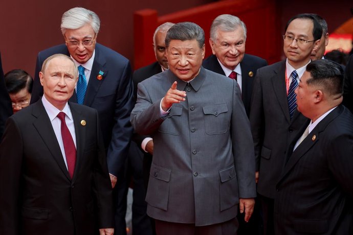 Archivo - FILED - 03 September 2025, China, Beijing: Russian President Vladimir Putin, Chinese President Xi Jinping, North Korea's leader Kim Jong Un (L-R) arrive for a military parade in Tiananmen Square marking the 80th anniversary of victory over the m