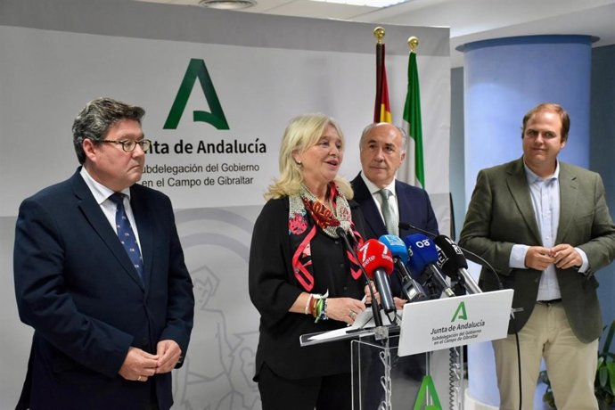 La delegada de la Junta de Andalucía en Cádiz, Mercedes Colombo, junto al alcalde de Algeciras, José Ignacio Landaluce, y el delegado territorial de Desarrollo Educativo y FP, José Ángel Aparicio.