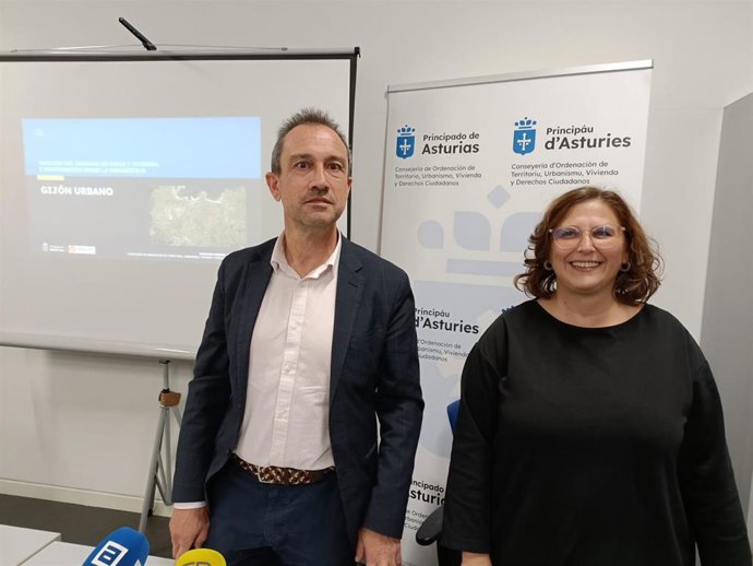 El consejero de Ordenación de Territorio, Urbanismo, Vivienda y Derechos Ciudadanos del Principado, Ovidio Zapico, presenta el estudio 'Informe técnico de suelo y vivienda en Gijón', acompañado de la directora general de Urbanismo, Laura López. (Archivo)