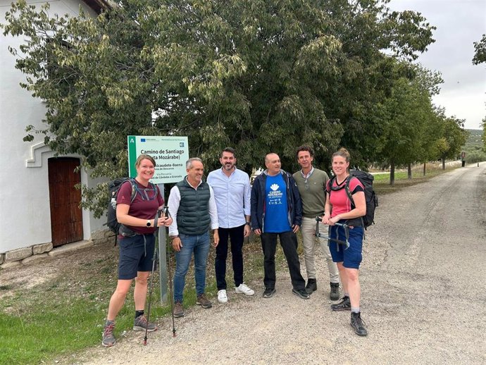 El delegado territorial de Sostenibilidad y Medio Ambiente de la Junta, Rafael Martínez (segundo por la izda.), en su visita al Camino Mozárabe.