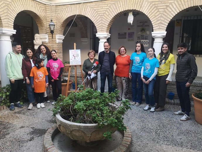 La delegada territorial de Inclusión Social, Juventud, Familias e Igualdad de la Junta en Córdoba, Dolores Sánchez (centro), en la presentación del cartel del VII Encuentro Provincial de Consejos de Infancia y Adolescencia.