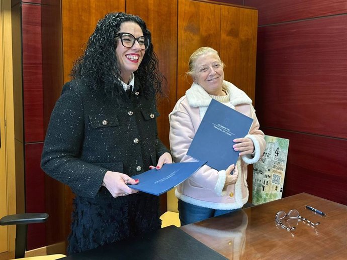 La consejera de Cultura, Vanessa Gutiérrez, y la alcaldesa de Noreña, Amparo Antuña.