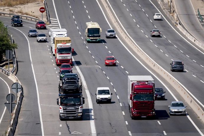 Archivo - Varios vehículos circulan en la autovía A4, a 27 de junio de 2025, en Madrid (España). 