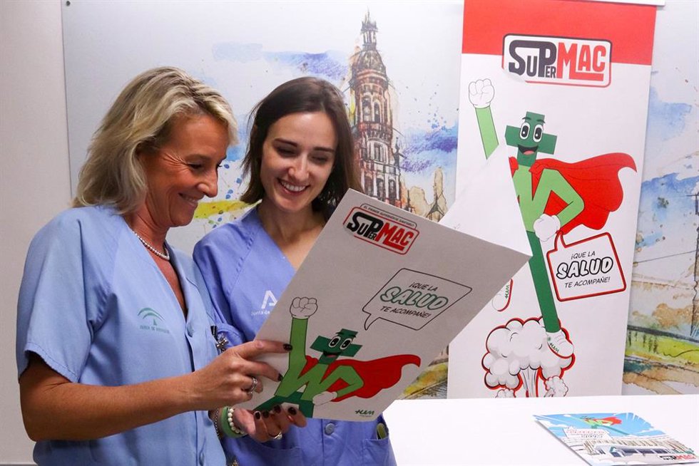 Presentación del cómic con la nueva mascota 'SuperMac', en el Hospital Virgen Macarena de Sevilla