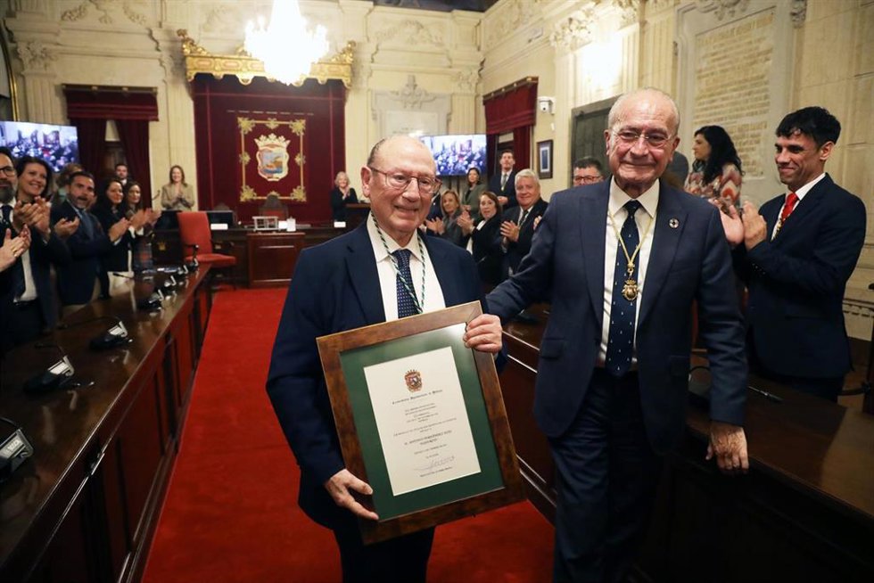 Archivo - El alcalde de Málaga, Francisco de la Torre (d), hace entrega del reconocimiento a 'Fosforito' (i)