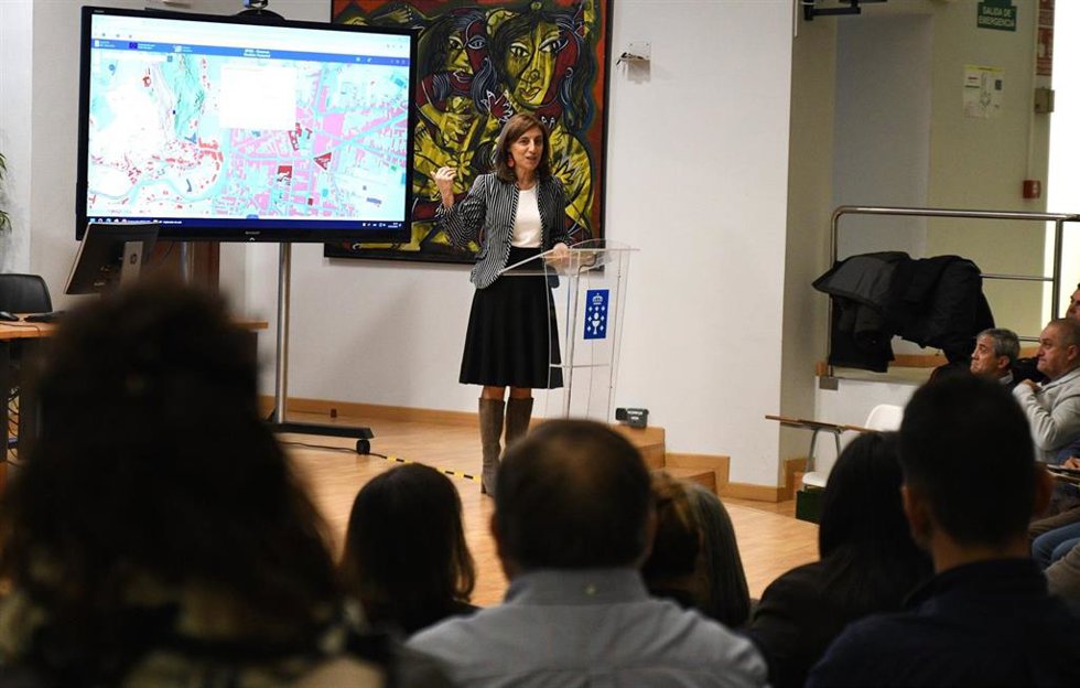 La conselleira de Medio Ambiente e Cambio Climático, Ángeles Vázquez, durante  la presentación de la cartografía 1/5000 de Ourense.