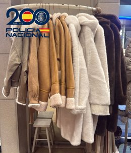 Ropa de marca sustraída y recuperada por la Policía Nacional de Gijón.