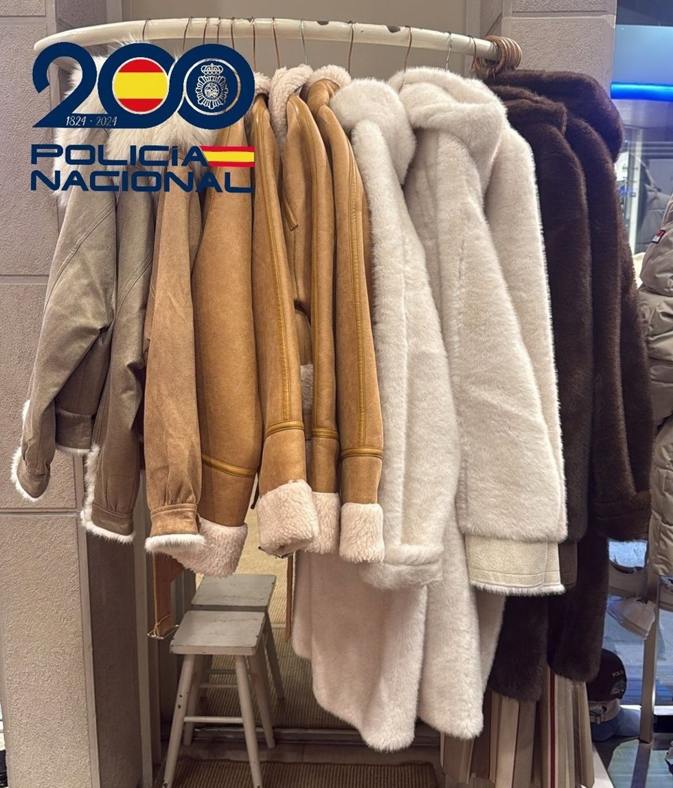 Ropa de marca sustraída y recuperada por la Policía Nacional de Gijón.