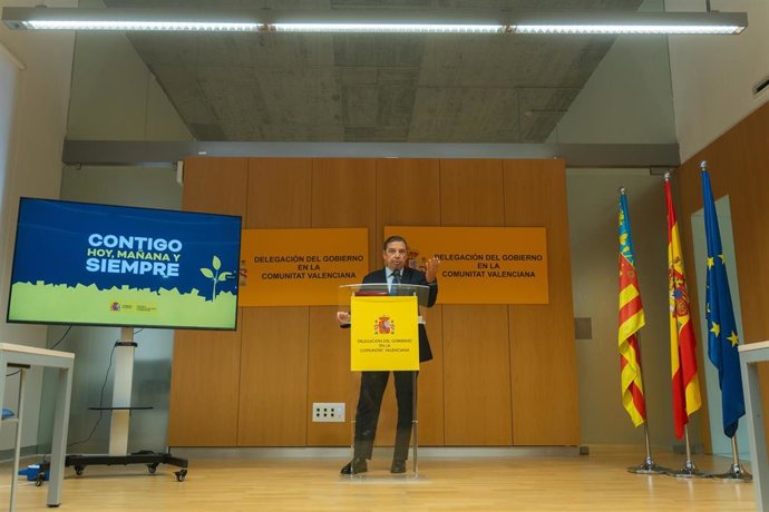 El ministro de Agricultura, Pesca y Alimentación, Luis Planas, valora la labor de Mercasa durante la dana, en rueda de prensa en la sede de la Delegación del Gobierno en la Comunidad Valenciana, a 13 de noviembre de 2025, en Valencia