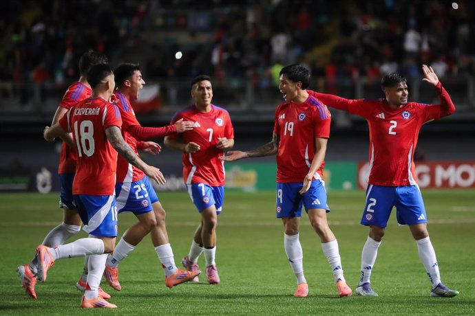 Futbol, Chile vs Peru Partido amistoso 2025 El jugador de la seleccion chilena Maximiliano Gutierrez, centro,  celebra el gol, durante el partido amistoso disputado en el Estadio Bicentenario de la Florida, Santiago, Chile. 10/10/2025 Felipe