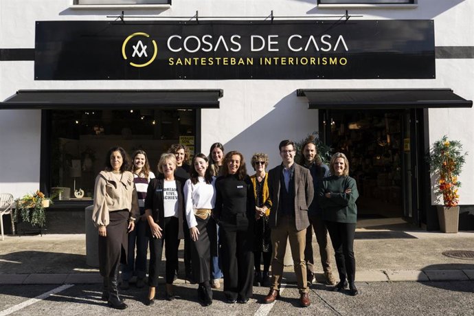Las responsables de Santesteban Interiorismo, Plazaolako denda y Panpoxa durante la visita del director general Ezcurra a sus comercios de Santesteban.