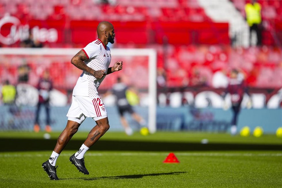 El central brasileño Marcos do Nascimento Teixeira 'Marcao', en un calentamiento con el Sevilla FC.