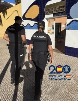 Dos policías nacionales ante la Oficina de Extranjería en Melilla
