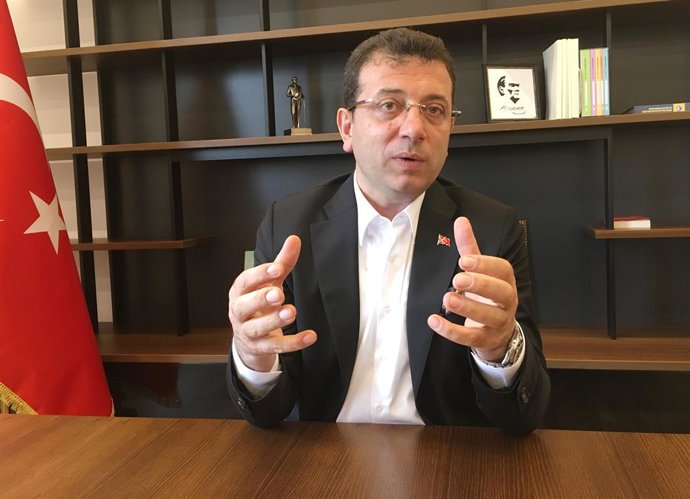 Archivo - FILED - 13 de abril de 2019, Turquia, Istambul: Ekrem Imamoglu, candidato a prefeito de Istambul, fala durante uma entrevista. O prefeito de Istambul declara sua candidatura à reeleição apesar do risco de proibição política. Foto: Christine-Feli