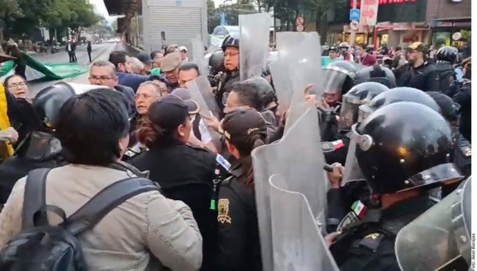 Policías replegaron a jueces jubilados que bloquearon Insurgentes Sur exigiendo indemnización pendiente desde septiembre