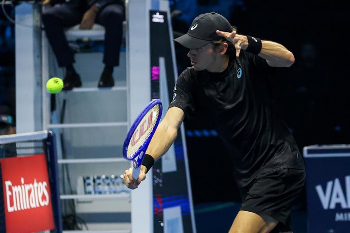 11 November 2025, Italy, Turin: Australian tennis player Alex de Minaur in action against Italian Lorenzo Musetti during their men's singles group stage match of the ATP World Tour Finals at the Inalpi Arena. Photo: Roberta Corradin/LiveMedia-IPA/ZUMA Pre