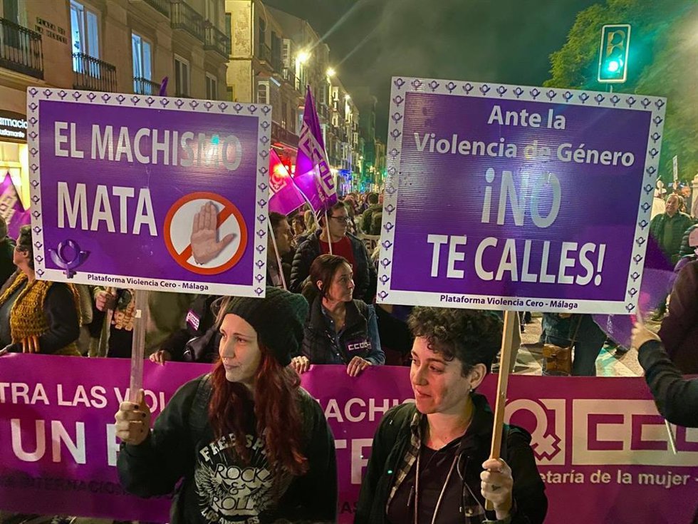 Archivo - Miles de manifestantes alzan su voz y sus pancartas contra la violencia de género.