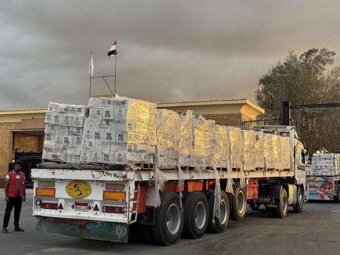 Archivo - SHARM EL-SHEIKH, Oct. 12, 2025  -- A truck carrying humanitarian aids enters Gaza from the Egyptian side of the Rafah border crossing on Oct. 12, 2025. Egyptian President Abdel Fattah al-Sisi said on Friday that Egypt has begun sending urgent fo