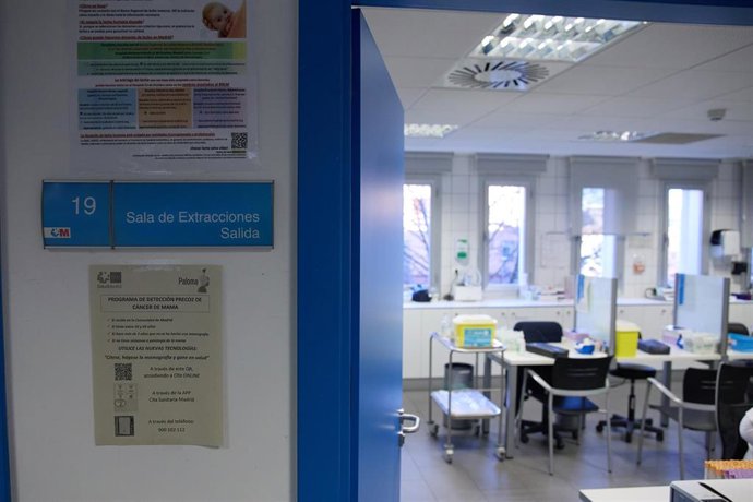 Archivo - Sala de extracciones en el centro de salud 'Isla de Oza', a 11 de enero de 2024, en Madrid (España).