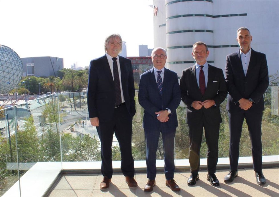 El director general de Andalucía TRADE, Antonio Castro y el embajador de Canadá en España, Jeffrey Marder, mantienen un encuentro para potenciar la actividad de internacionalización.