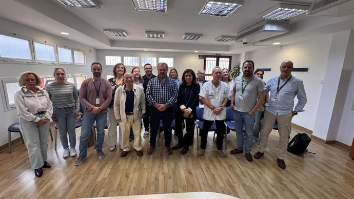 Botella (4ª dcha.), durante la reunión para la puesta en marcha de un proyecto piloto para mejorar la atención sanitaria de las personas migrantes en Palma del Río.
