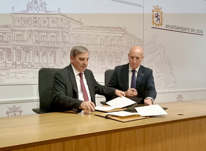 El consejero de Movilidad y Transformación Digital y presidente del Patronato del Centro de Supercomputación, José Luis Sanz Merino, firma un convenio con el alcalde de León, José Antonio Diez, para desplegar la red de fibra óptica en la capital leonesa.