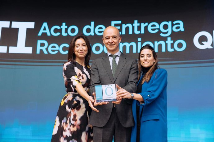 El director gerente del Reina Sofía, Francisco Triviño, en el momento de recoger el galardón.