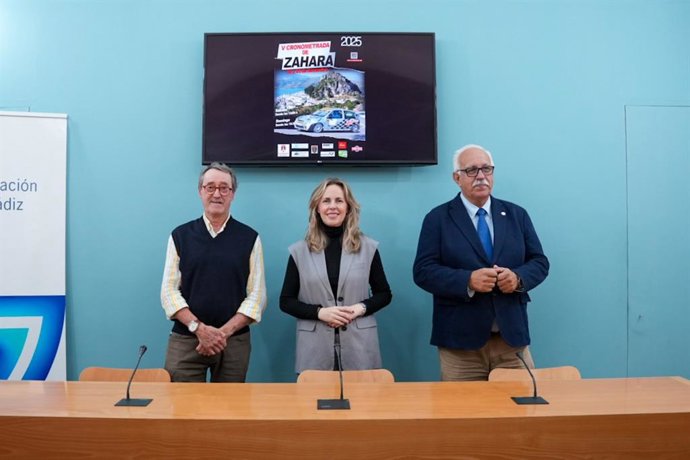 La responsable de Cultura de la Diputación, Vanesa Beltrán, el presidente de la Federación Andaluza de Automovilismo, Manuel Alonso, y el responsable de la entidad organizadora, Escudería Sur, Francisco García Galera, presentan la Cronometrada de Zahara