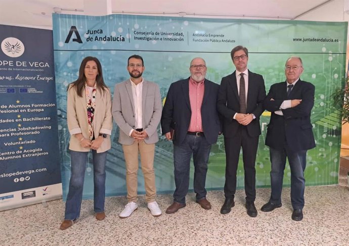 Diego Copé (2º dcha.) en la inauguración del II Hackathon Córdoba 2025.