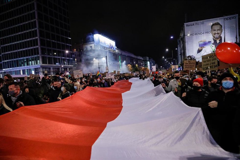 Archivo - Una protesta en octubre de 2020 por las restricciones al aborto en Polonia