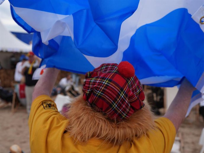 Archivo - 14 June 2024, Hamburg: Margaret from Glasgow holds up a Scotland flag on the grounds of the Hamburg European Championship fan festival at Heiligengeistfeld ahead of a public screening of the UEFA EURO 2024 Group A match between Germany and Scotl